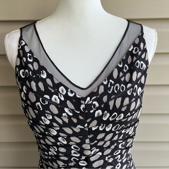 •Adrianna Papell• Fitted Occasion Dress with Mesh Inserts - Size 4 - Picture 3 of 9